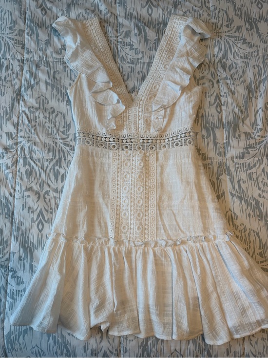 Francesca's Collections Dresses & Skirts - Francesca's Collections Cream Ruffled V-Neck Lace-Panel Mini Dress